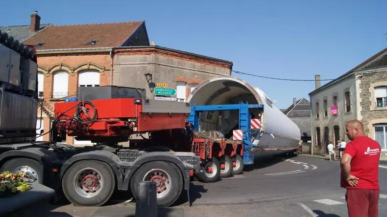 "Nu îmi dau seama cum au crezut ei că acesta e un traseu pe care îl pot folosi" Ruta aleasă de un şofer român de TIR a blocat ore în şir un sat din Franţa 838832