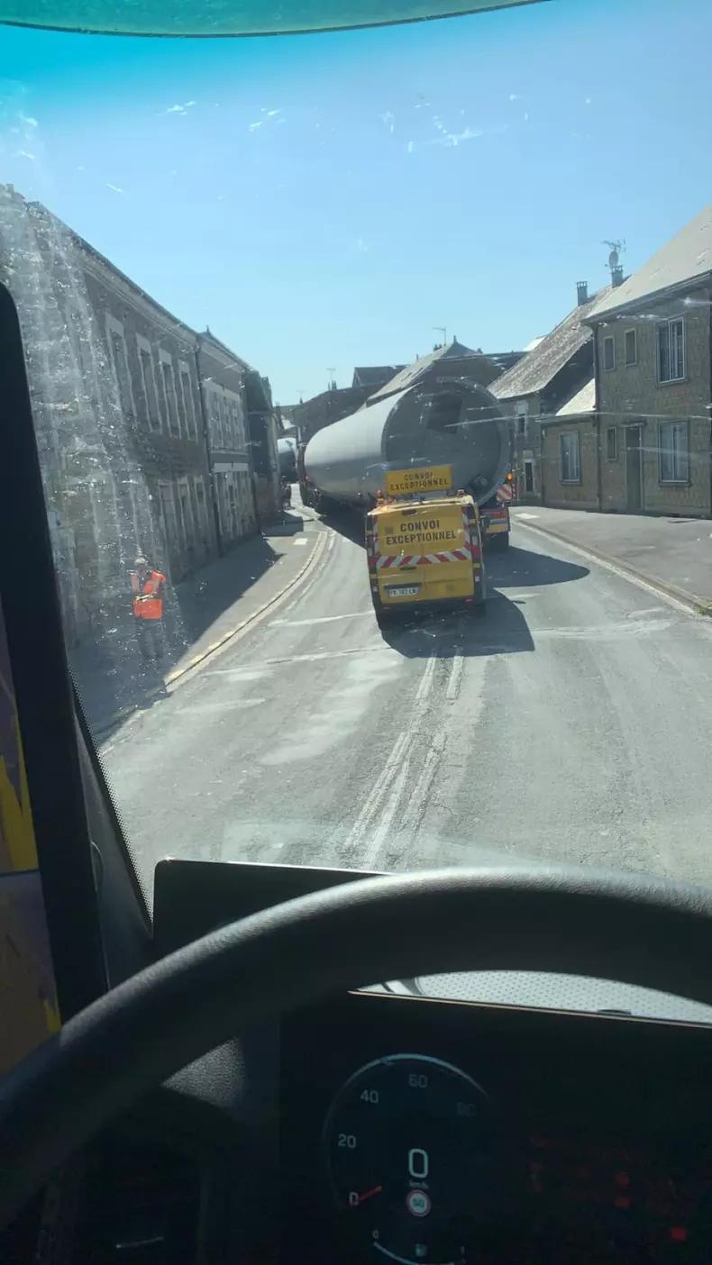 "Nu îmi dau seama cum au crezut ei că acesta e un traseu pe care îl pot folosi" Ruta aleasă de un şofer român de TIR a blocat ore în şir un sat din Franţa 838835