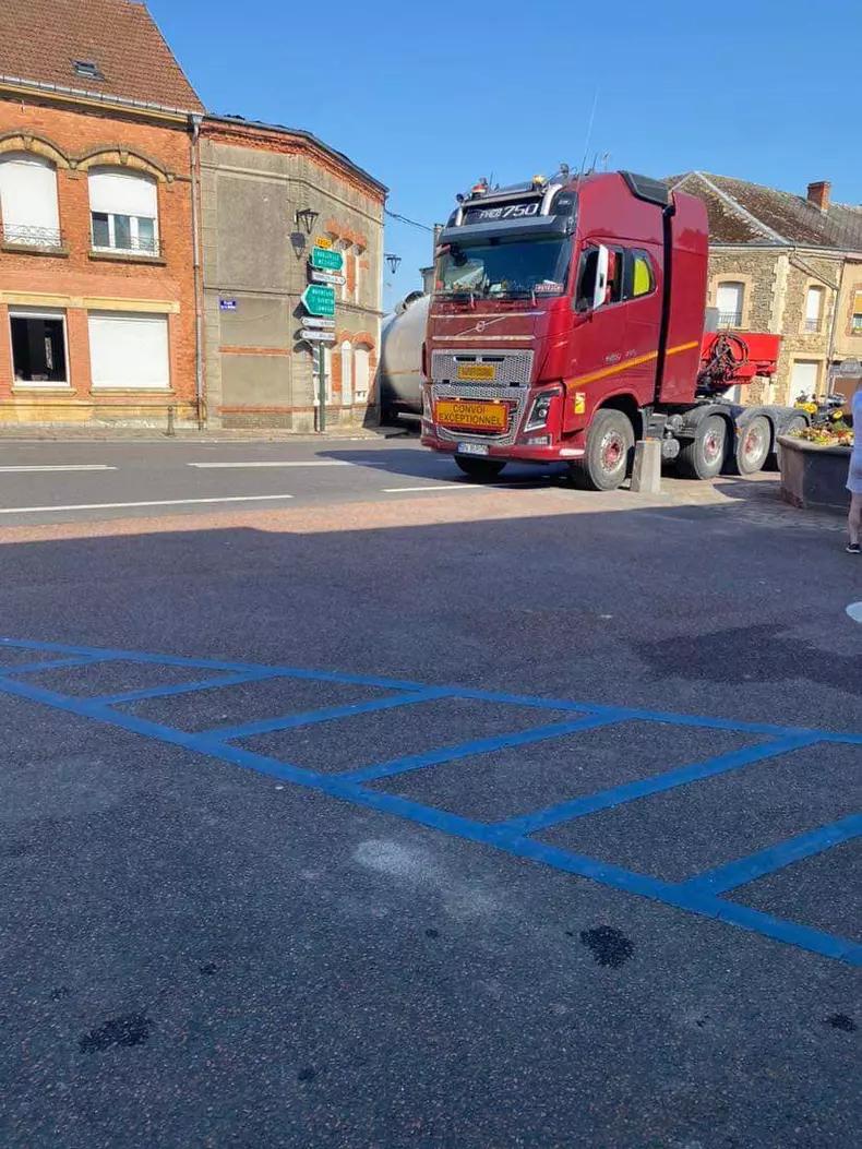 "Nu îmi dau seama cum au crezut ei că acesta e un traseu pe care îl pot folosi" Ruta aleasă de un şofer român de TIR a blocat ore în şir un sat din Franţa 838836