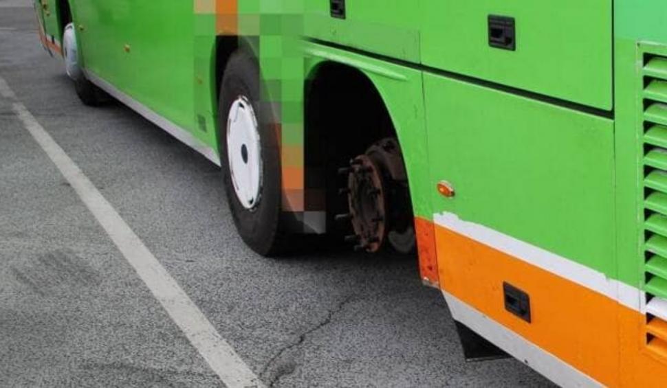 "Călătoriţi în siguranţă cu noi... pe ultimul drum". Un autocar românesc a fost surprins circulând fără o roată pe o autostradă din Austria 839059