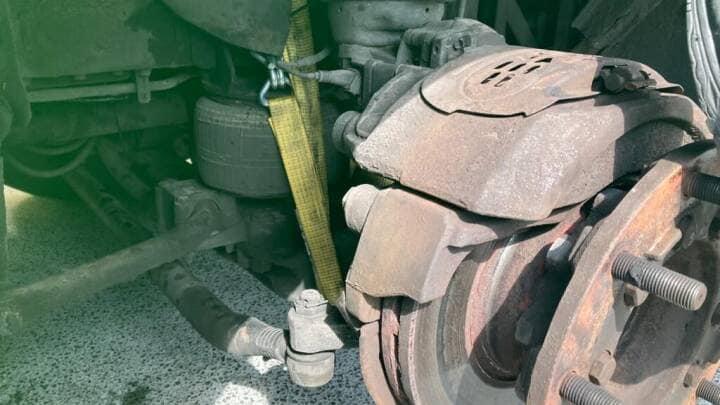 "Călătoriţi în siguranţă cu noi... pe ultimul drum". Un autocar românesc a fost surprins circulând fără o roată pe o autostradă din Austria 839060