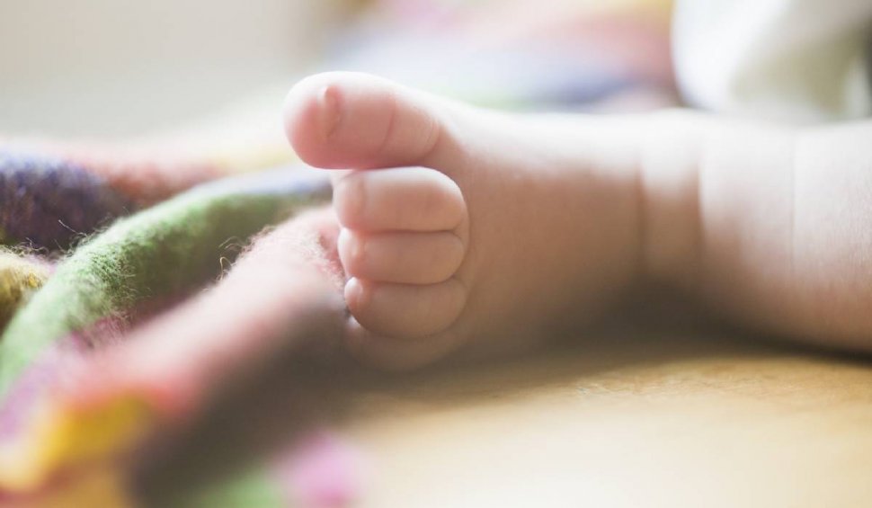 Copil născut prematur, după ce mama a murit la naștere, s-a stins în somn, la doar două luni de viață, în Anglia