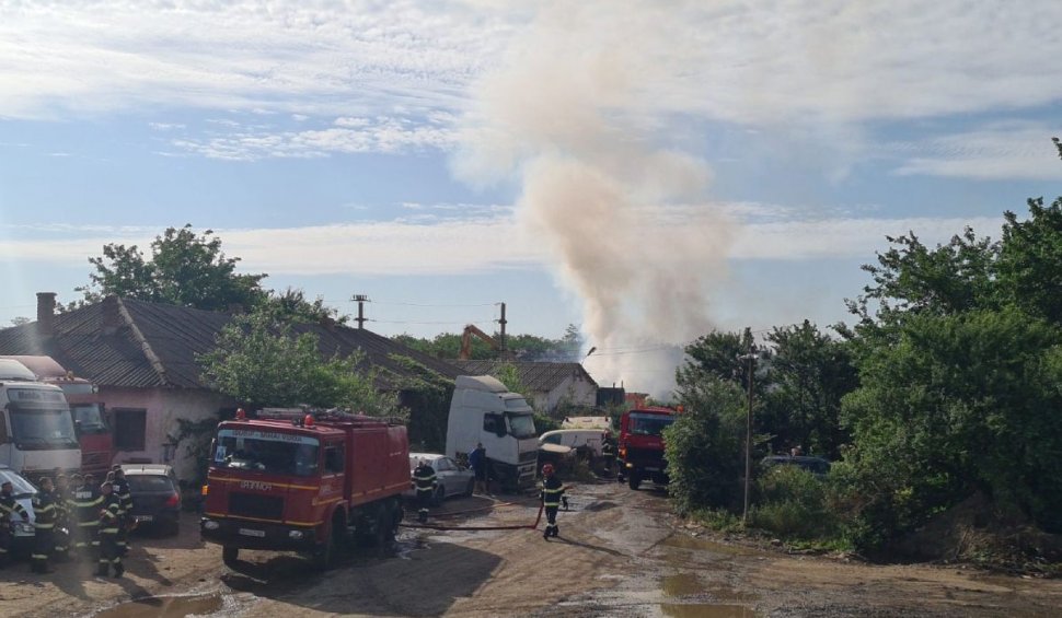 Incendiu la un centru de colectare a deșeurilor din Bucureşti