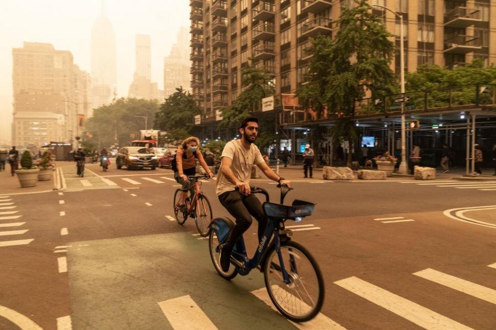 Oraşul New York, acoperit de o ceaţă portocalie. Oamenii, obligaţi să poarte măşti de protecţie 839012