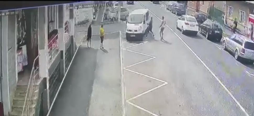 Un bărbat a fost arestat pentru atacul cu bâte asupra microbuzului plin cu oameni în Şomcuta Mare 839239