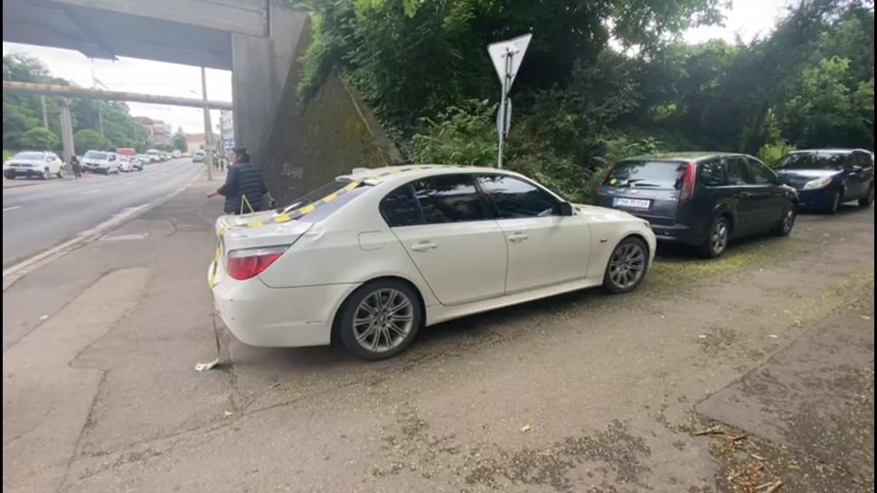 Un bărbat s-a aruncat în gol de pe un pasaj şi a căzut peste o maşină aflată în mers, în Timişoara 839343