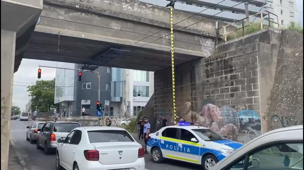 Un bărbat s-a aruncat în gol de pe un pasaj şi a căzut peste o maşină aflată în mers, în Timişoara 839344