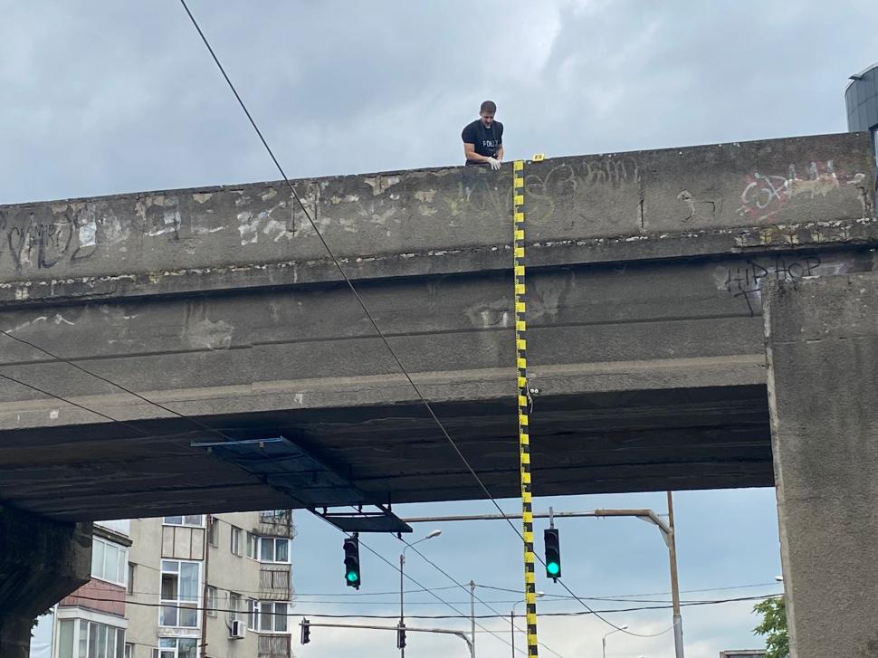 Un bărbat s-a aruncat în gol de pe un pasaj şi a căzut peste o maşină aflată în mers, în Timişoara 839345