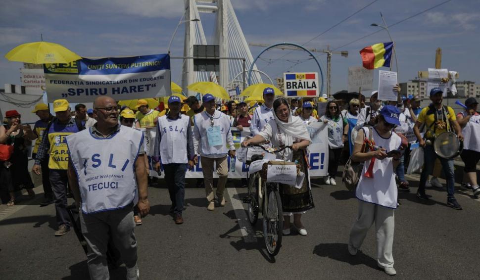 Noua ofertă de la Guvern pentru profesorii sindicalişti: prime anuale şi salarii mai mari din 2024. "Lăsăm colegii să hotărască" 839365