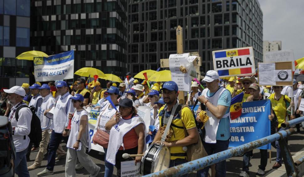 Noua ofertă de la Guvern pentru profesorii sindicalişti: prime anuale şi salarii mai mari din 2024. "Lăsăm colegii să hotărască" 839366