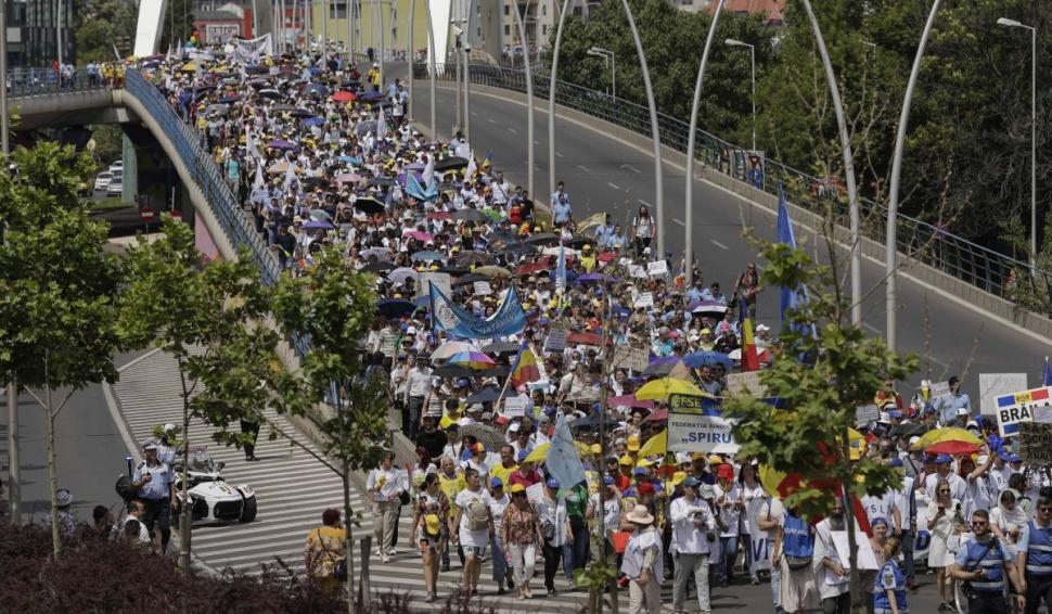 Noua ofertă de la Guvern pentru profesorii sindicalişti: prime anuale şi salarii mai mari din 2024. "Lăsăm colegii să hotărască" 839368