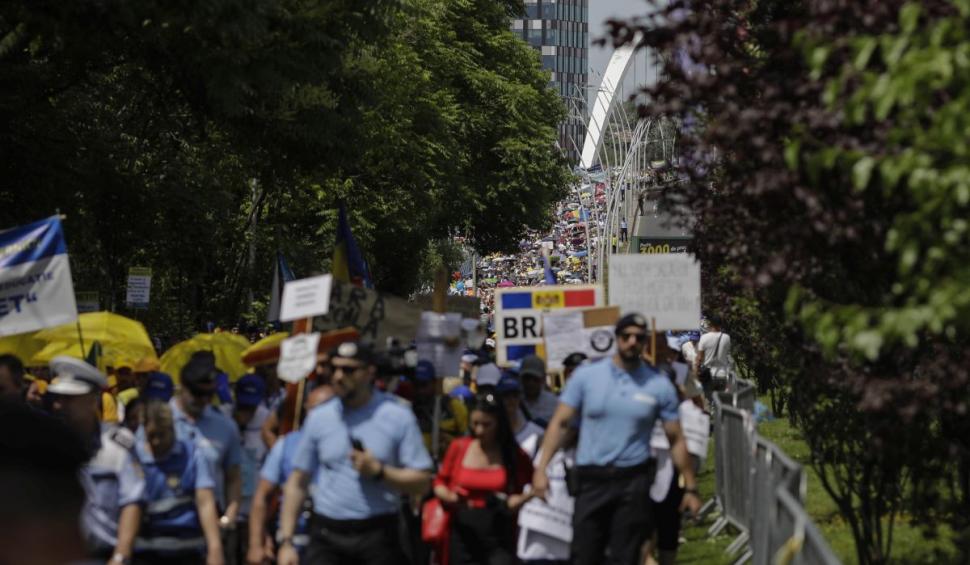 Noua ofertă de la Guvern pentru profesorii sindicalişti: prime anuale şi salarii mai mari din 2024. "Lăsăm colegii să hotărască" 839370