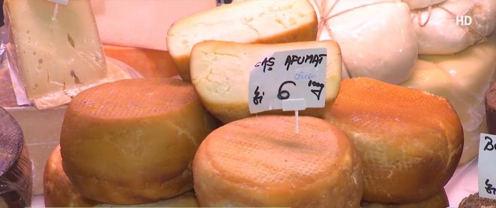 Cât a ajuns să coste un kilogram de brânză de burduf de oaie. Gustarea de brânză cu roşii devine un moft 839582