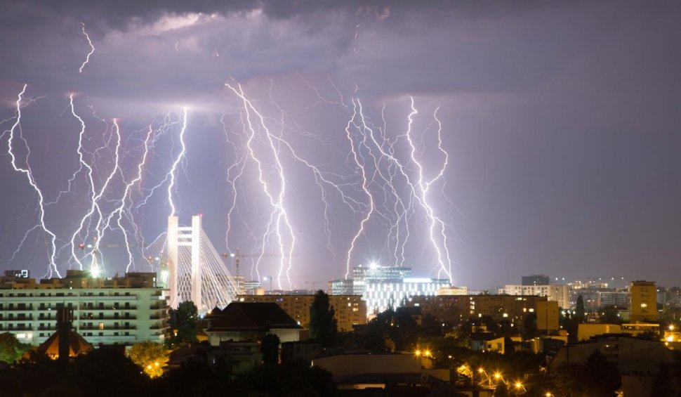 Prognoza meteo pentru Bucureşti. Meteorologii ANM anunţă furtuni, ploi şi descărcări electrice