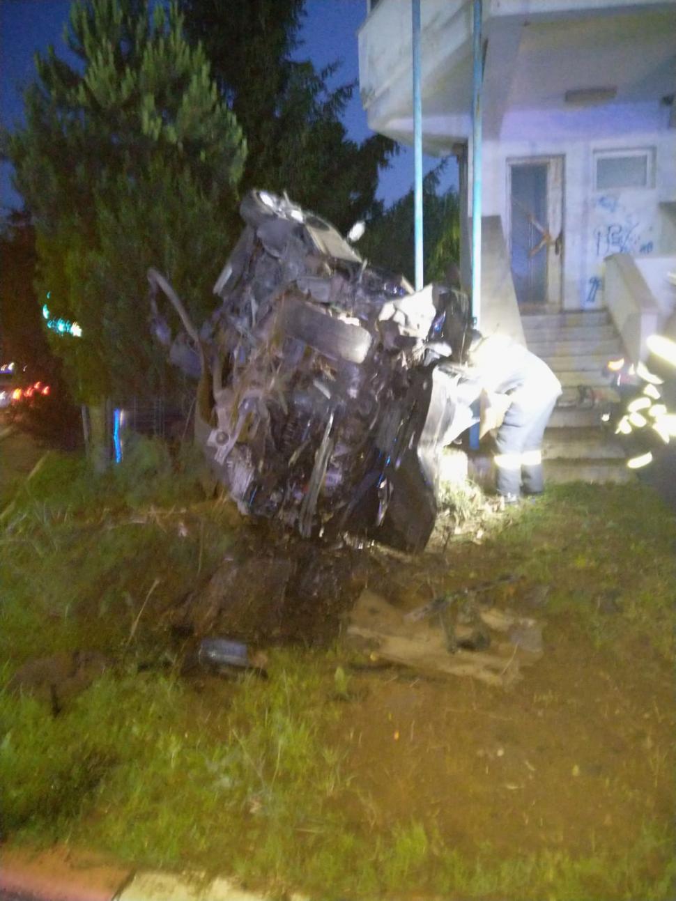 Un tânăr a murit după ce a intrat cu maşina în fostul post de Poliţie din Băneşti, în Prahova 839650