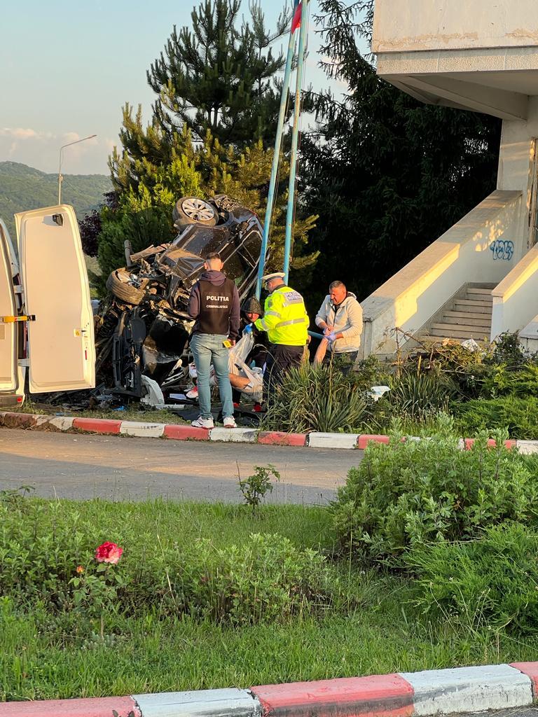 Un tânăr a murit după ce a intrat cu maşina în fostul post de Poliţie din Băneşti, în Prahova 839651
