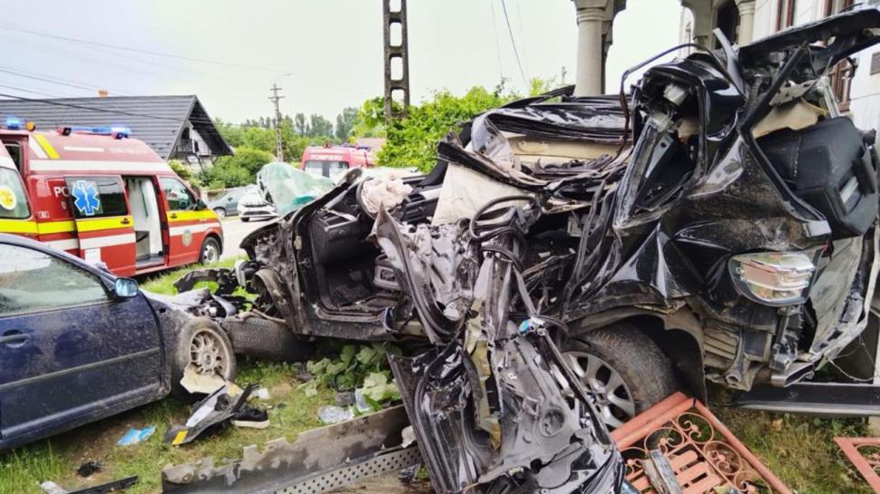 Un tânăr a murit pe loc într-un BMW distrus după impactul cu un tei, o maşină, un gard şi o casă, într-un teribil accident în Argeş 839722