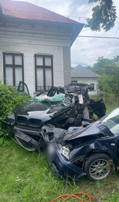 Un tânăr a murit pe loc într-un BMW distrus după impactul cu un tei, o maşină, un gard şi o casă, într-un teribil accident în Argeş 839724