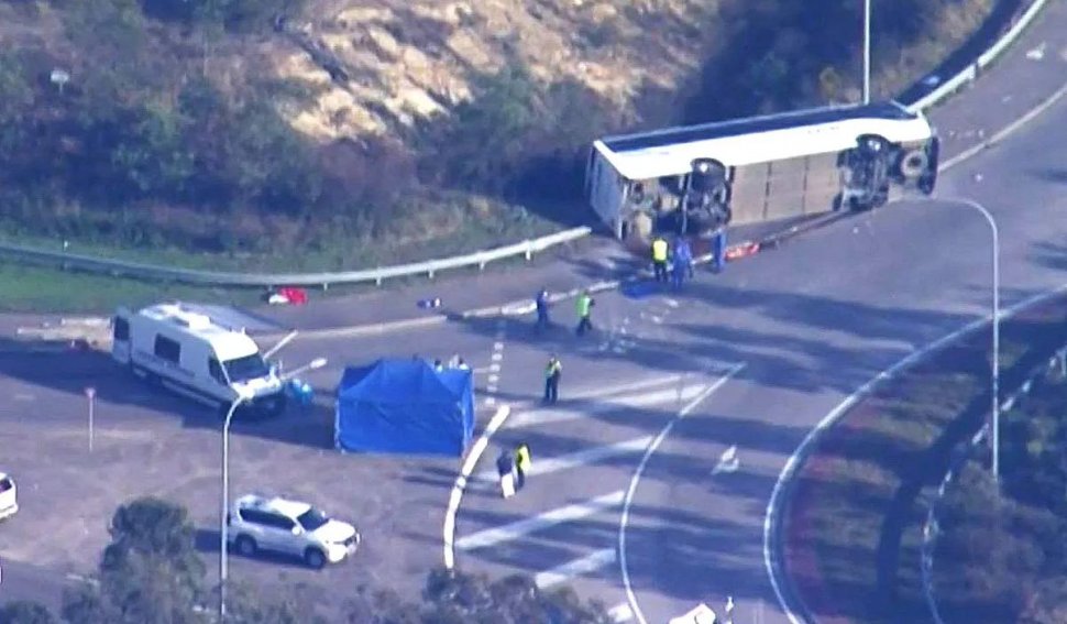Zece oameni au fost uciși și alți douăzeci și cinci au fost răniți, după ce un autobuz plin cu nuntași s-a răsturnat într-un sens giratoriu, în Australia