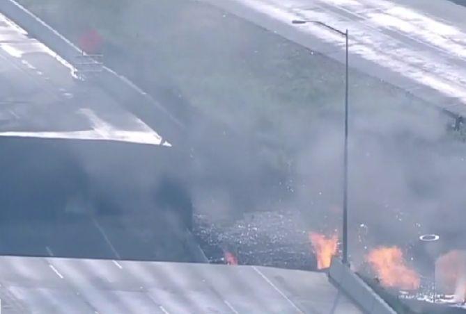 O porțiune de autostradă suspendată s-a prăbușit după ce un vehicul a luat foc sub ea, în SUA 839805