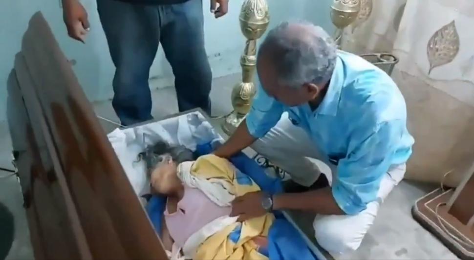 "Dumnezeu i-a dat mamei mele o a doua şansă!" | O femeie de 76 de ani "a înviat" la propria înmormântare. A deschis ochii şi a început să îşi mişte mâinile 839813