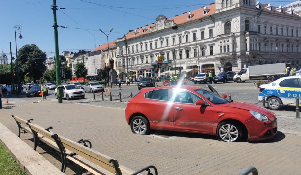 Femeie spulberată de pe banca din fața Primăriei Arad de o mașină | Doi șoferi se șicanau în trafic