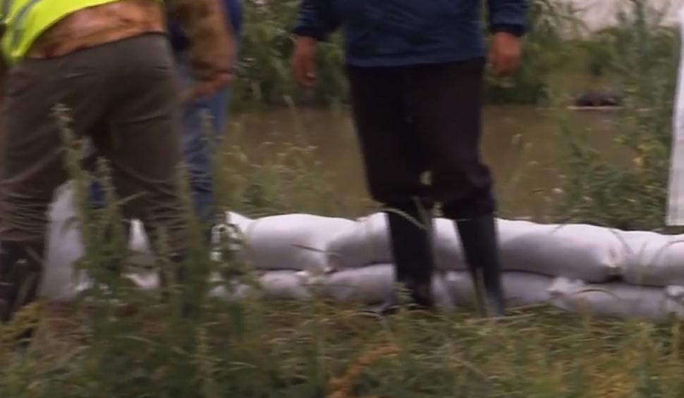 Imagini cu dezastrul lăsat în urmă de Codul roşu din sud-vestul ţării | Localnicii fac un zid de saci de nisip pentru a opri şuvoaiele 840100