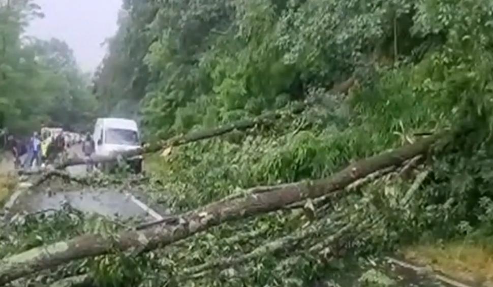 Imagini cu dezastrul lăsat în urmă de Codul roşu din sud-vestul ţării | Localnicii fac un zid de saci de nisip pentru a opri şuvoaiele 840101