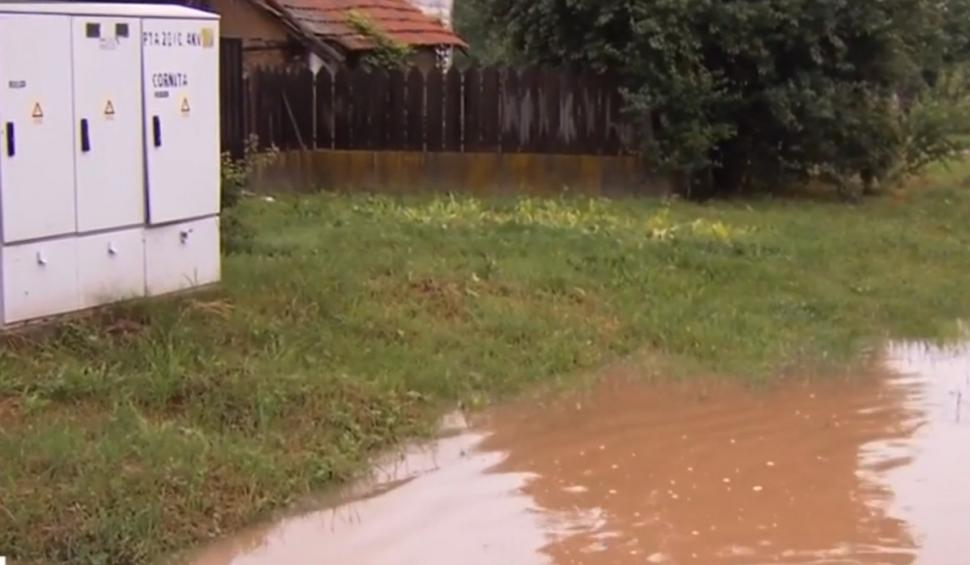 Imagini cu dezastrul lăsat în urmă de Codul roşu din sud-vestul ţării | Localnicii fac un zid de saci de nisip pentru a opri şuvoaiele 840103