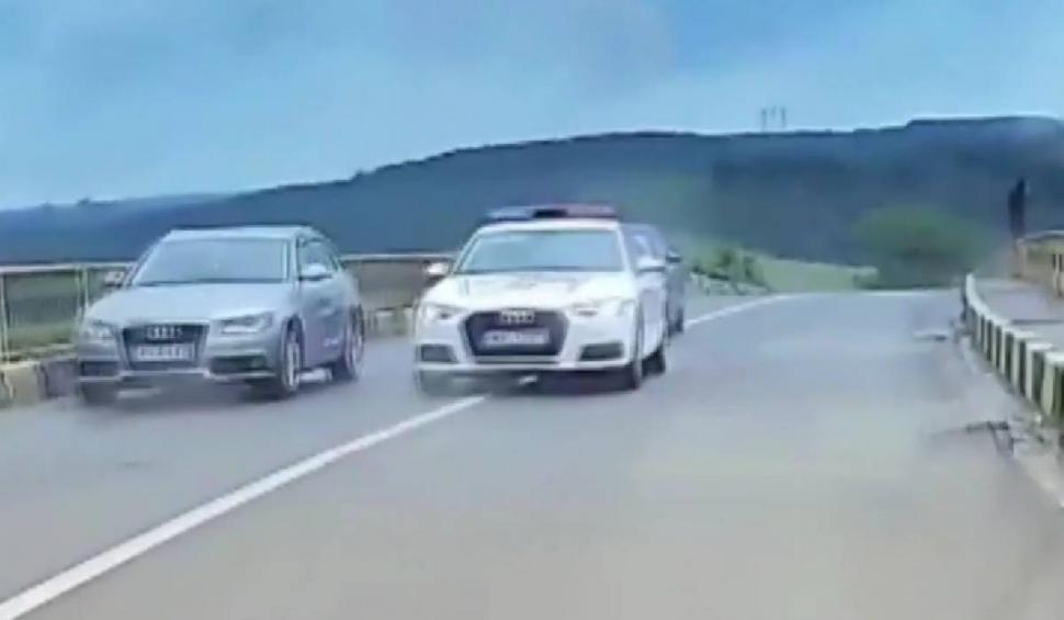 Momentul în care o mașină de poliție intră într-o depășire periculoasă pe linie continuă, pe pod, în Mehedinți 839960