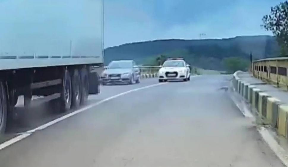 Momentul în care o mașină de poliție intră într-o depășire periculoasă pe linie continuă, pe pod, în Mehedinți 839961