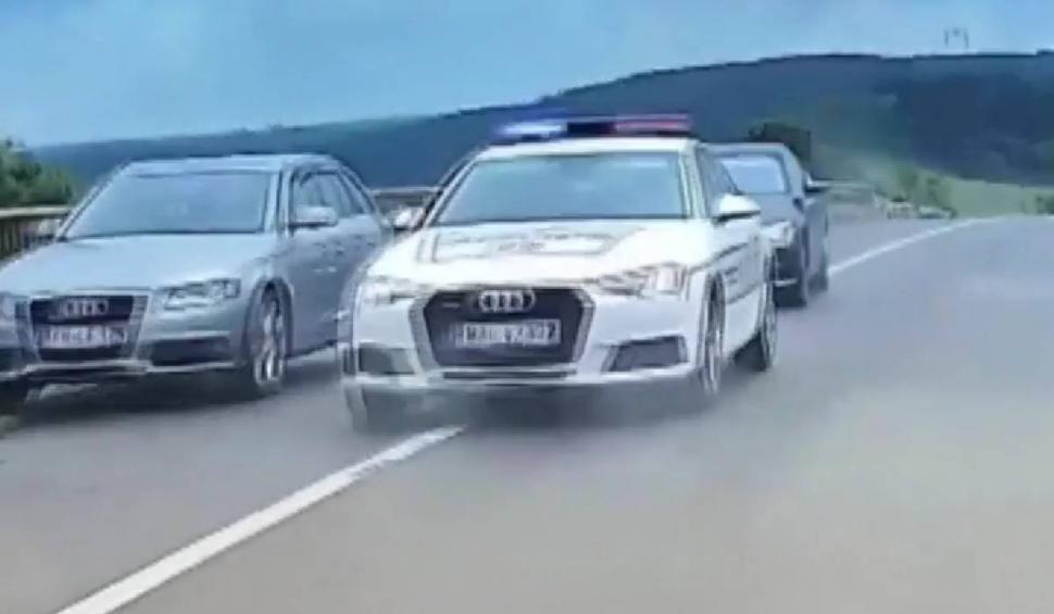 Momentul în care o mașină de poliție intră într-o depășire periculoasă pe linie continuă, pe pod, în Mehedinți 839962