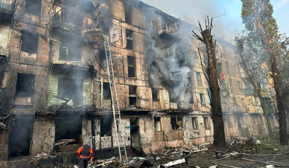 Rusia a atacat Krivoi Rog, orașul natal al lui Volodimir Zelenski. A fost lovit un bloc de locuințe cu cinci etaje. Cel puțin zece morți și zeci de răniți