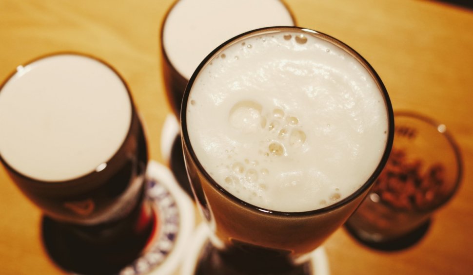 Un student din Cluj a inventat berea cu făină de greieri | La ce preţ poate ajunge 