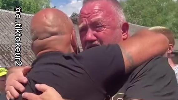 "Am vrut să dau o lecţie familiei!" | Un bărbat şi-a înscenat moartea, apoi a apărut cu elicopterul la înmormântare. Motivul pentru care a recurs la acest gest 840257