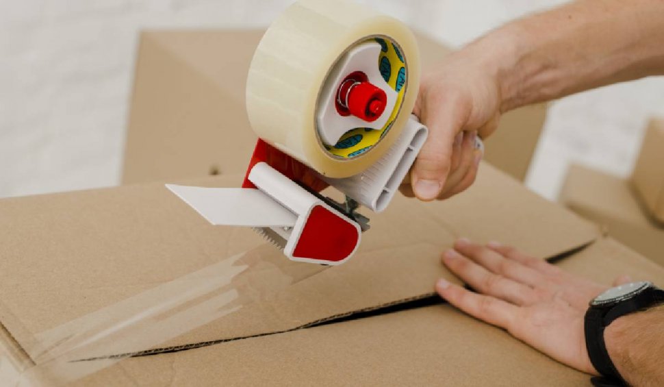 Ce trebuie să știi despre banda adezivă, produsul care completează cutiile de carton