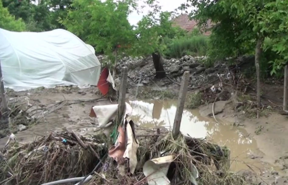 "Nu mai e nimic de salvat!". Inundaţii devastatoare în sud-vestul ţării | Oamenii sunt disperaţi