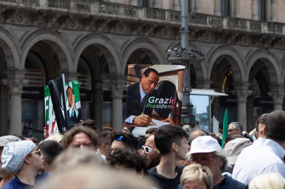 Silvio Berlusconi, aplaudat pe ultimul drum de mulţimea adunată în faţa Domului din Milano 840319