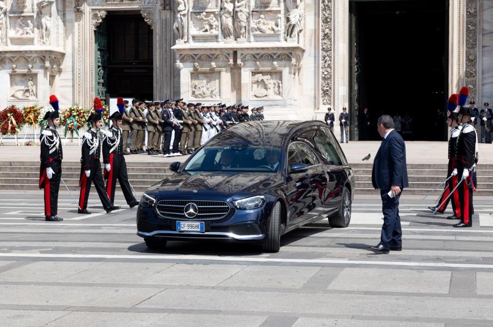 Silvio Berlusconi, aplaudat pe ultimul drum de mulţimea adunată în faţa Domului din Milano 840321