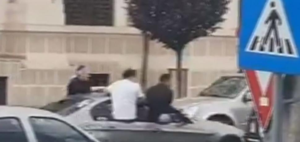 Absolvenţi de liceu, filmaţi în timp ce erau ieşiţi pe geamurile maşinii, în Bârlad. Ce pedeapsă au primit după ce au perturbat traficul 840421