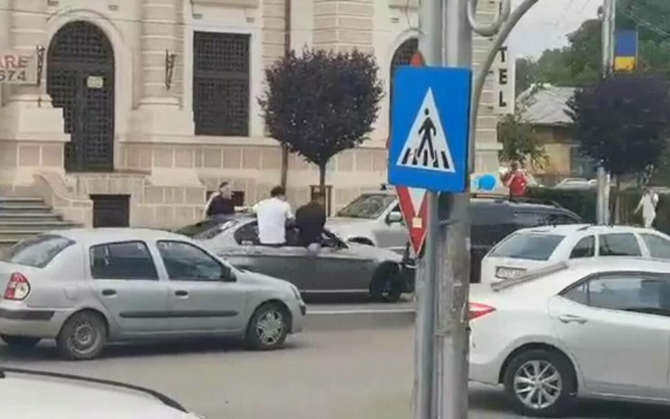 Absolvenţi de liceu, filmaţi în timp ce erau ieşiţi pe geamurile maşinii, în Bârlad. Ce pedeapsă au primit după ce au perturbat traficul 840422