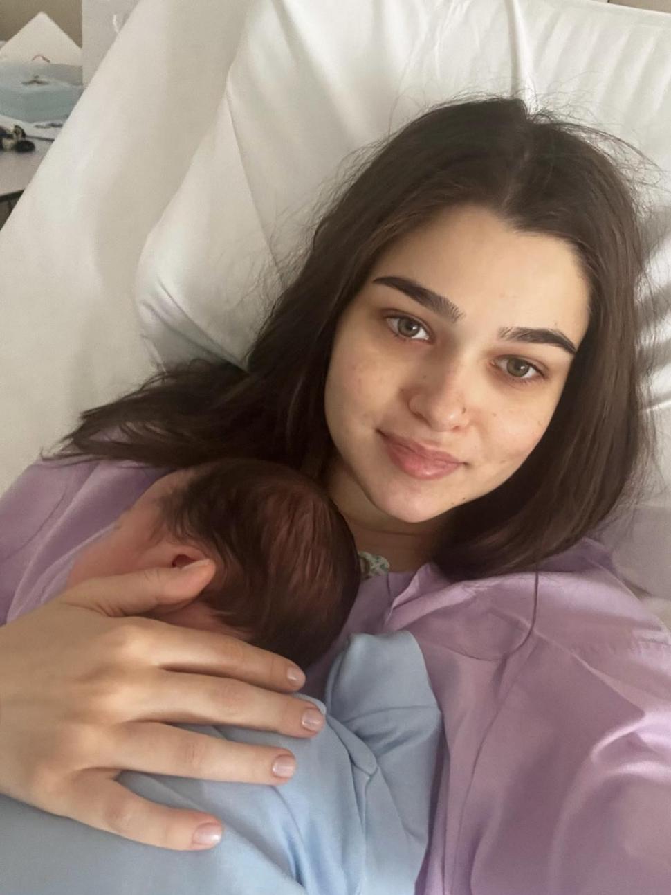 Primele imagini cu bebelușul lui Theo Rose. Mesajul emoționant postat de artistă: ”Sasha e foarte norocos” 840428