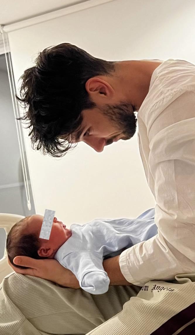 Primele imagini cu bebelușul lui Theo Rose. Mesajul emoționant postat de artistă: ”Sasha e foarte norocos” 840429