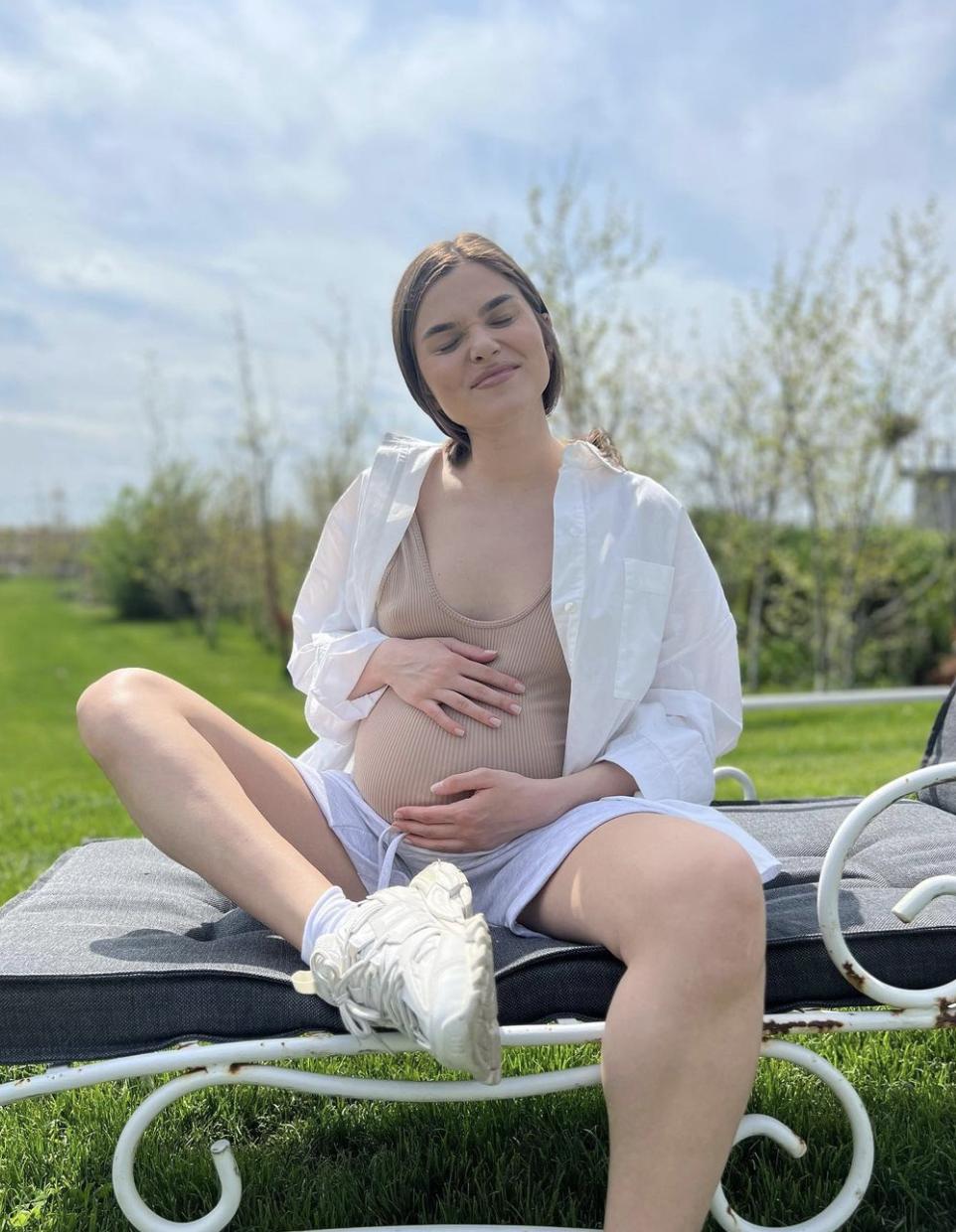 Primele imagini cu bebelușul lui Theo Rose. Mesajul emoționant postat de artistă: ”Sasha e foarte norocos” 840432