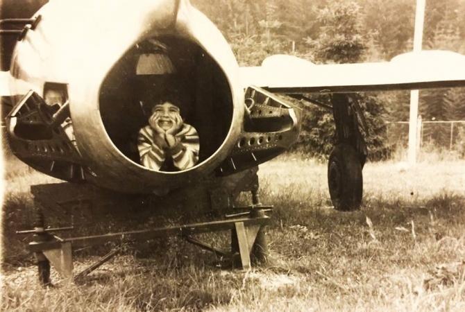 Recunoşti băieţelul simpatic din imagine? | Azi este unul dintre cele mai importante nume din România 840529