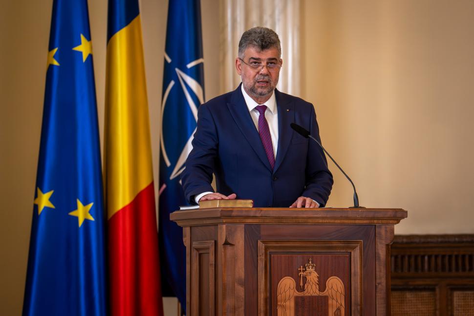 Recunoşti băieţelul simpatic din imagine? | Azi este unul dintre cele mai importante nume din România 840530