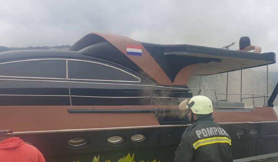 Un yacht a luat foc pe Dunăre, în Mehedinți! Cinci echipaje de pompieri au intervenit pentru stingerea incendiului 840527
