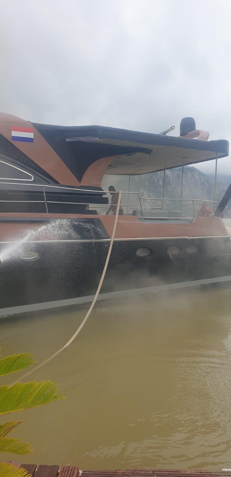 Un yacht a luat foc pe Dunăre, în Mehedinți! Cinci echipaje de pompieri au intervenit pentru stingerea incendiului 840539
