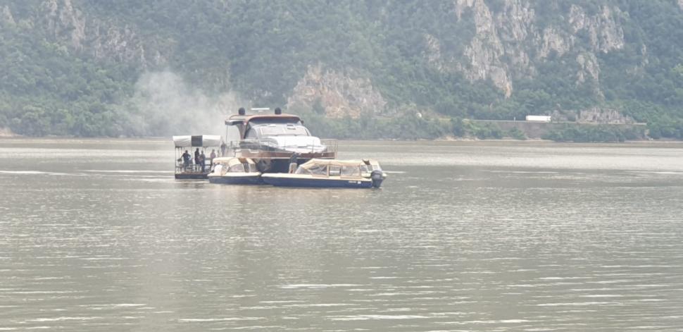Un yacht a luat foc pe Dunăre, în Mehedinți! Cinci echipaje de pompieri au intervenit pentru stingerea incendiului 840540