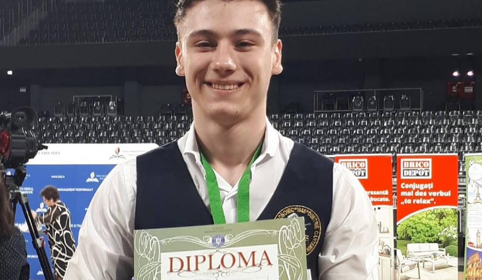 "Prefer România, casa mea". El este Antonio, un elev român care s-a întors în țară după 12 ani petrecuți în Italia 840772